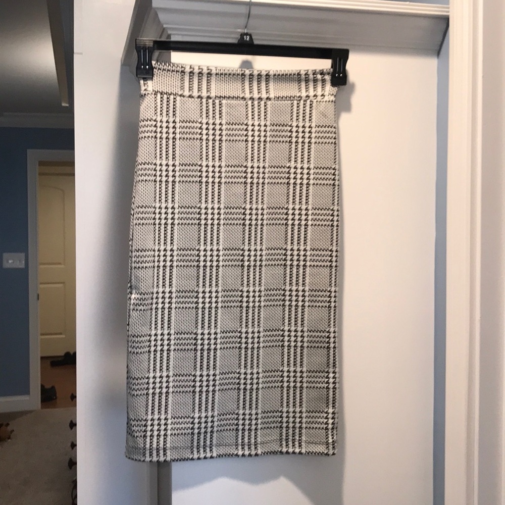Renee C. Cream/black pencil skirt